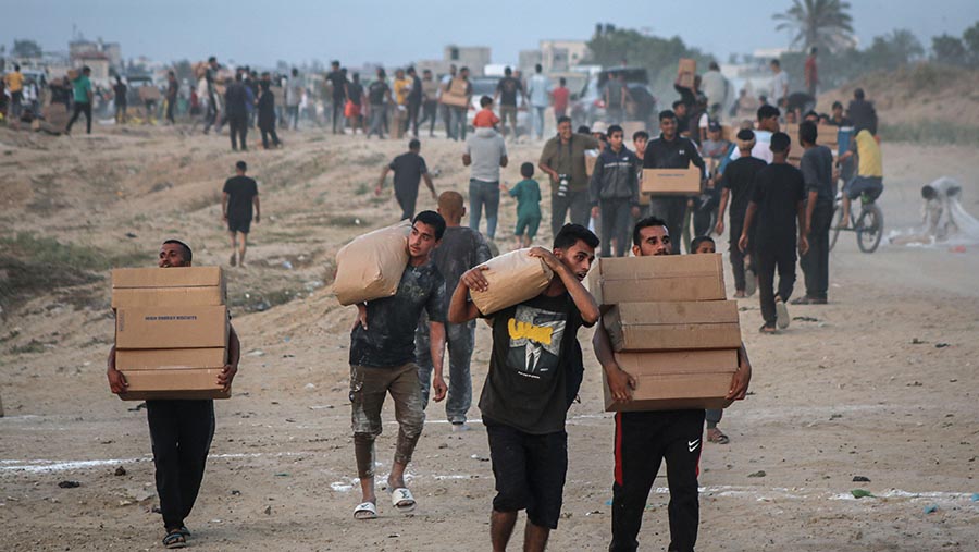Hampir setengah dari populasi Rafah berada di jalan karena terpaksa mengungsi sejak pasukan Israel memulai operasi militer. (Ahmad Salem/Bloomberg)