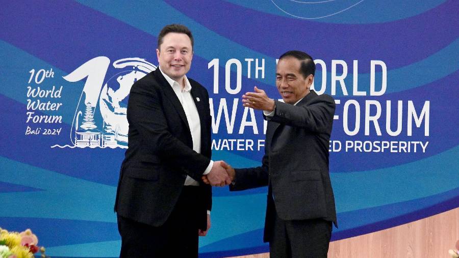 Presiden Jokowi dan CEO SpaceX dan Tesla, Elon Musk, di sela-sela World Water Forum ke-10. (Dok: Biro Pers, Media & Informasi Setpres)