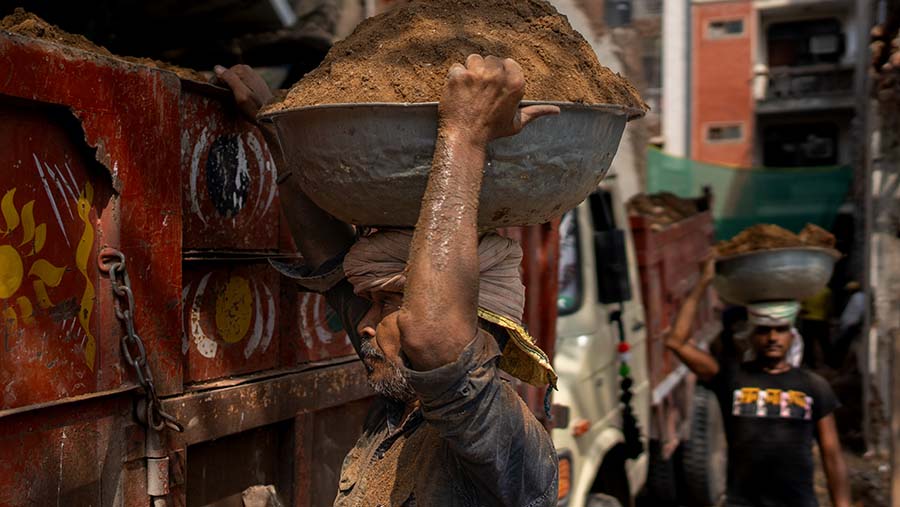 Seorang pekerja bekerja di lokasi konstruksi saat suhu tinggi di New Delhi, India, Sabtu (18/5/204). (Anindito Mukherjee/Bloomberg)