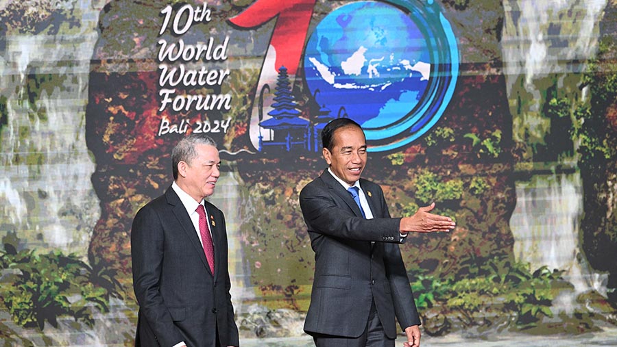 Ke esokan harinya Presiden Jokowi menyambut para tamu negara pada pembukaan Sesi Pertemuan KTT World Water Forum ke-10. (Medcen WWF 2024/Nova Wahyudi)