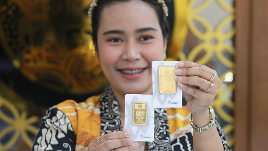 Karyawan menunjukkan emas Antam di Galeri 24, Jakarta, Selasa (21/5/2024). (Bloomberg Technoz/Andrean Kristianto)
