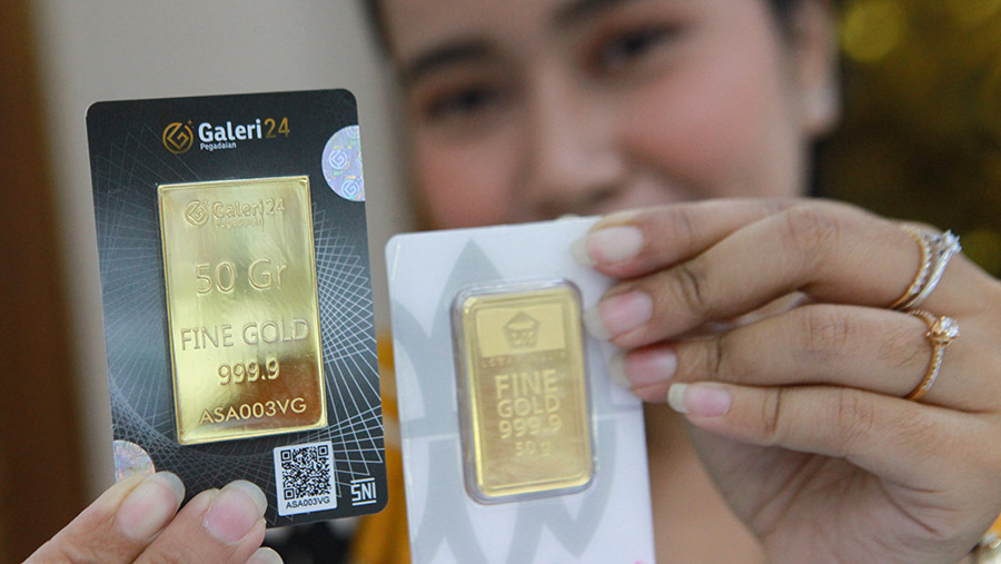 Karyawan menunjukkan emas batangan Galeri 24 Pegadaian dan Antam di Galeri 24, Jakarta, Selasa (21/5/2024). (Bloomberg Technoz/Andrean Kristianto)