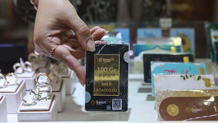 Karyawan mengambil emas batangan Galeri 24 Pegadaian di Galeri 24, Jakarta, Selasa (21/5/2024). (Bloomberg Technoz/Andrean Kristianto)