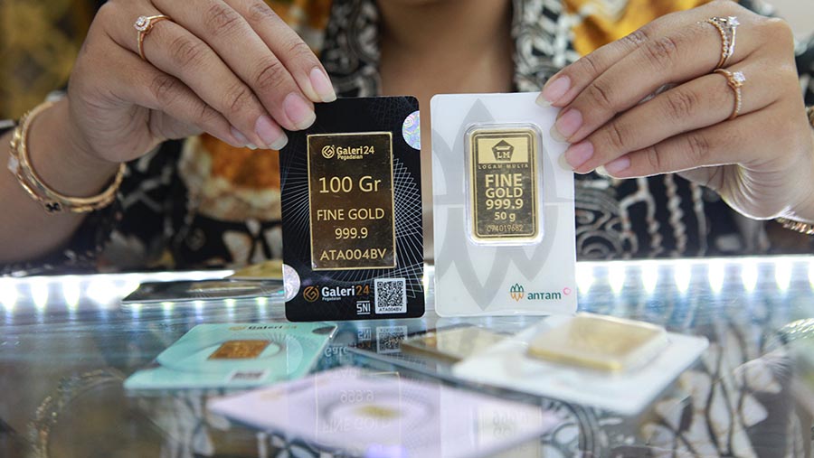 Karyawan menunjukkan emas batangan Galeri 24 Pegadaian dan Antam di Galeri 24, Jakarta, Selasa (21/5/2024). (Bloomberg Technoz/Andrean Kristianto)

