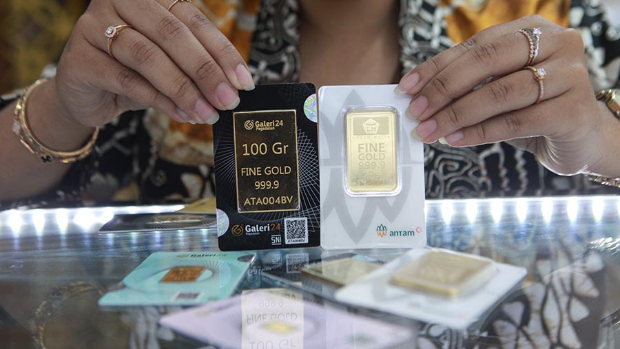 Karyawan menunjukkan emas batangan Galeri 24 Pegadaian dan Antam di Galeri 24, Jakarta, Selasa (21/5/2024). (Bloomberg Technoz/Andrean Kristianto)

