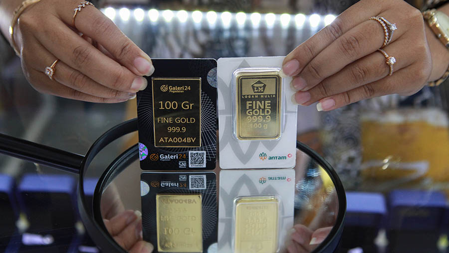 Karyawan menunjukkan emas Galeri 24 Pegadaian dan Antam di Galeri 24, Jakarta, Selasa (21/5/2024). (Bloomberg Technoz/Andrean Kristianto)

