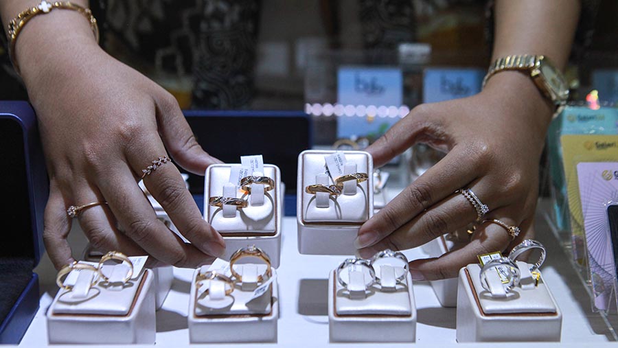 Karyawan merapihkan emas perhiasan di Galeri 24, Jakarta, Selasa (21/5/2024). (Bloomberg Technoz/Andrean Kristianto)
