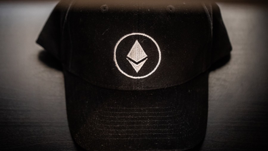 Topi dengan logo Ether.