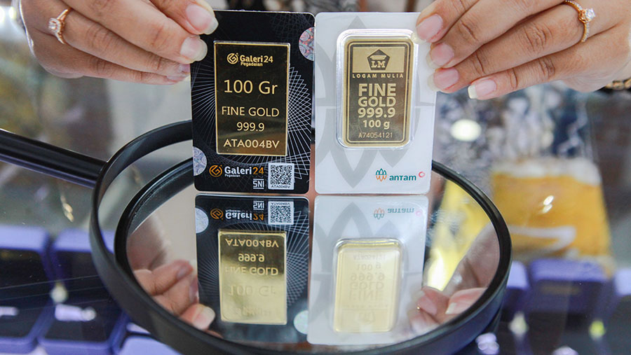 Karyawan menunjukkan emas Galeri 24 Pegadaian dan Antam di Galeri 24, Jakarta, Selasa (21/5/2024). (Bloomberg Technoz/Andrean Kristianto)