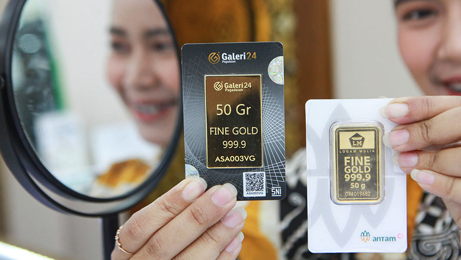 Karyawan menunjukkan emas Galeri 24 Pegadaian dan Antam di Galeri 24, Jakarta, Selasa (21/5/2024). (Bloomberg Technoz/Andrean Kristianto)