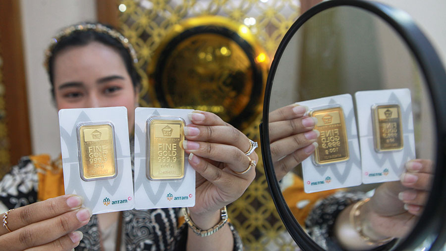 Karyawan menunjukkan emas Antam di Galeri 24, Jakarta, Selasa (21/5/2024). (Bloomberg Technoz/Andrean Kristianto)

