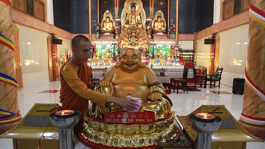 Samanera membersihkan rupang jelang perayaan Waisak di Vihara Avalokitesvara Pondok Cabe, Rabu (22/5/2024). (Bloomberg Technoz/Andrean Kristianto)