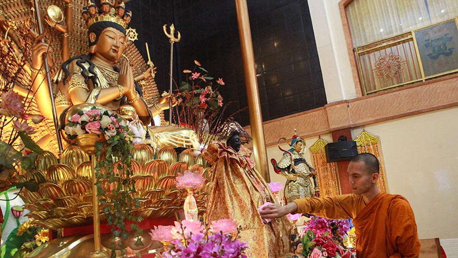Setiap tahun pada hari purnama di bulan Waisak, umat Buddha merayakan Waisak. (Bloomberg Technoz/Andrean Kristianto)