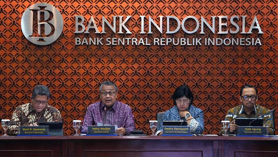 Gubernur Bank Indonesia, Perry Warjiyo mengumumkan Hasil Rapat Dewan Gubernur Bulan Mei 2024 di Jakarta, Rabu (22/5/2024). (Dimas Ardian/Bloomberg)
