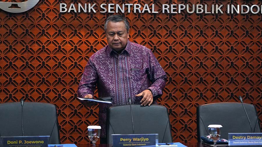 Gubernur Bank Indonesia, Perry Warjiyo mengumumkan Hasil Rapat Dewan Gubernur Bulan Mei 2024 di Jakarta, Rabu (22/5/2024). (Dimas Ardian/Bloomberg)
