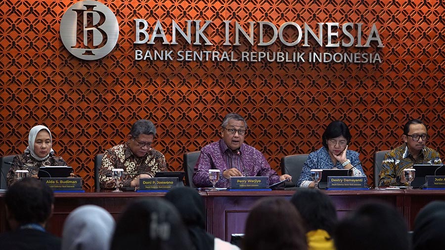 Gubernur Bank Indonesia, Perry Warjiyo mengumumkan Hasil Rapat Dewan Gubernur Bulan Mei 2024 di Jakarta, Rabu (22/5/2024). (Dimas Ardian/Bloomberg)
