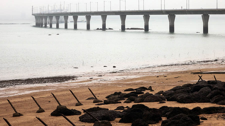 Hambatan anti-pendaratan di pantai di Kinmen, Taiwan, Rabu (22/5/2024). (I-Hwa Cheng/Bloomberg)