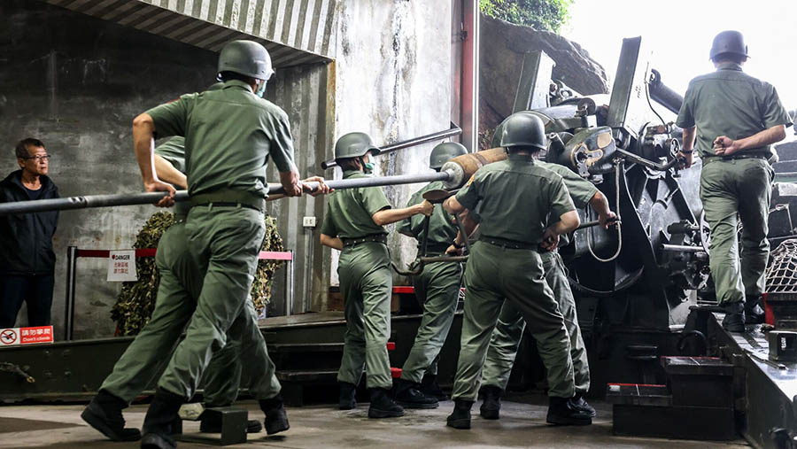 Tentara Taiwan mendemonstrasi saat memuat howitzer 8 inci di Front Shishan Howitzer di Kinmen, Taiwan, Rabu (22/5/2024). (I-Hwa Cheng/Bloomberg)