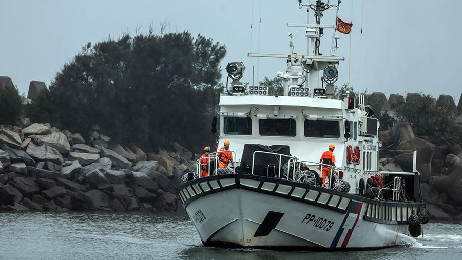 Sebuah kapal Penjaga Pantai Taiwan di Pelabuhan Perikanan Kinmen Hsinhu di Kinmen, Taiwan, Rabu (22/5/2024). (I-Hwa Cheng/Bloomberg)