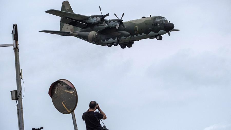 Pesawat angkut militer C-130 Hercules Taiwan bersiap mendarat di Pangkalan Udara Hsinchu di Hsinchu, Taiwan, Kamis (23/5/2024) (Lam Yik Fei/Bloomberg)