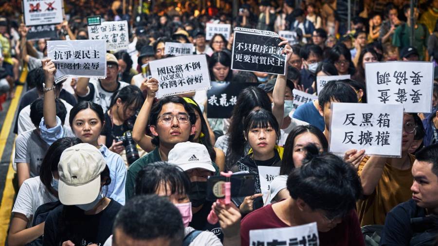 Demonstrasi di Taiwan lawan RUU yang bisa batasi kekuasaan presiden. (Sumber: Bloomberg)