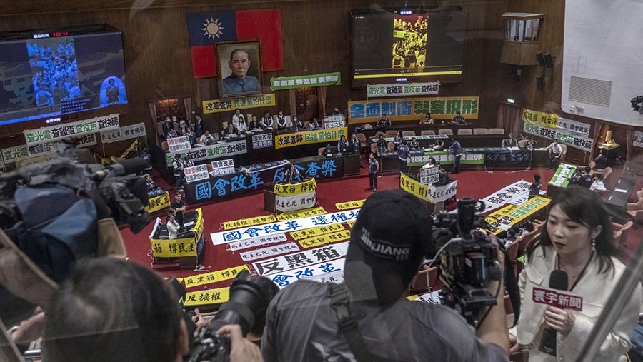 Demo Partai Progresif Demokrat (DPP) di Legislatif Yuan di Taipei, Taiwan, Jumat (24/5/2024), (Lam Yik Fei/Bloomberg)
