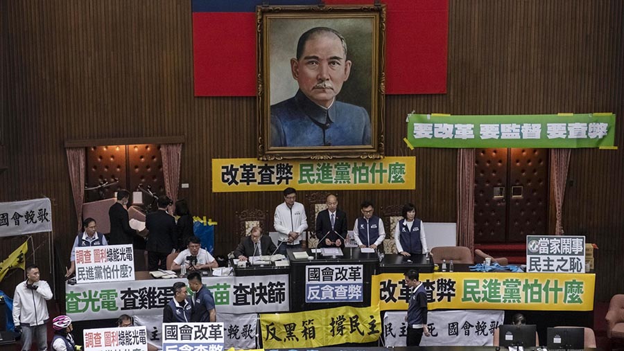 Demo Partai Progresif Demokrat (DPP) di Legislatif Yuan di Taipei, Taiwan, Jumat (24/5/2024), (Lam Yik Fei/Bloomberg)
