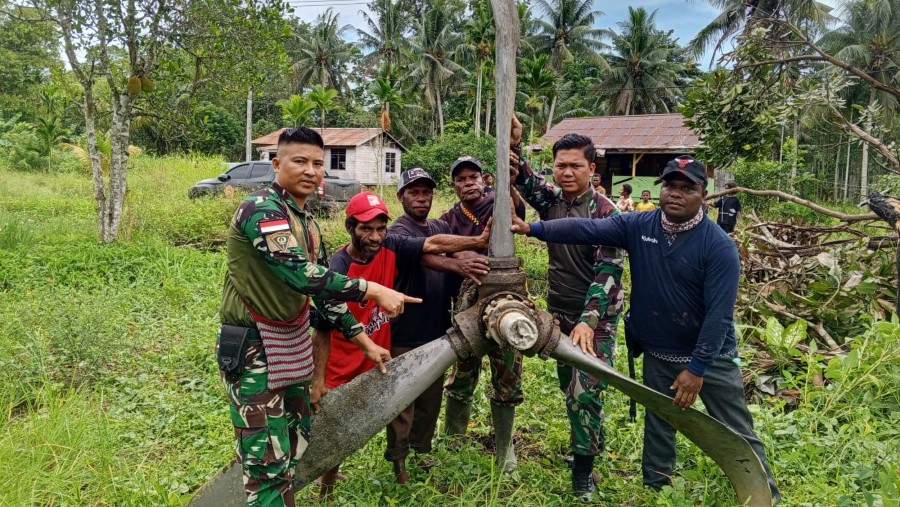 Anggota TNI dan masyarakat setempat temukan bangkai pesawat berusia 82 tahun di Perbatasan RI-Papua Nugini. (Dok TNI)