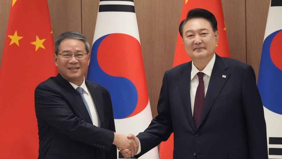 Perdana Menteri China Li Qiang dan Presiden Korea Selatan Yoon Suk Yeol. (Dok: Bloomberg)