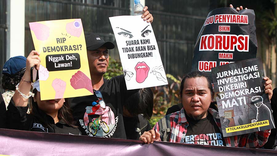 Sejumlah Aliansi jurnalis melakukan demo menolak Revisi UU Penyiaran di depan gedung DPR RI, Senin (27/5/2024). (Bloomberg Technoz/Andrean Kristianto)