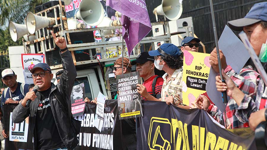 Sejumlah Aliansi jurnalis melakukan aksi unjuk rasa di depan gedung DPR RI, Jakarta, Senin (27/5/2024). (Bloomberg Technoz/Andrean Kristianto)