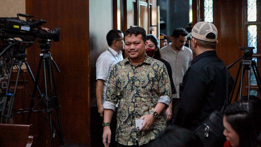 Putra SYL, Kemal Redindo Syahrul masuk kedalam ruang sidang di Pengadilan Tipikor, Senin (27/5/2024). (Bloomberg Technoz/Andrean Kristianto)