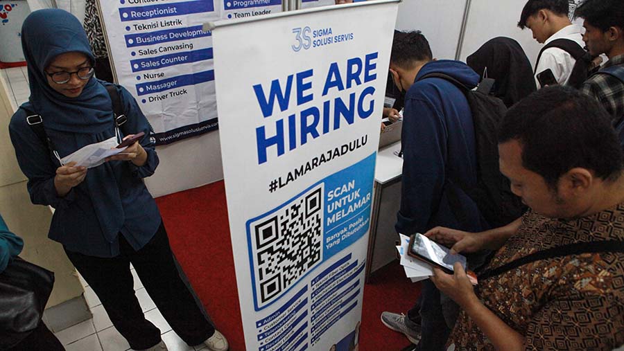 Pencari kerja mengunjungi bursa kerja di Thamrin City, Jakarta, Selasa (28/5/2024). (Bloomberg Technoz/Andrean Kristianto)