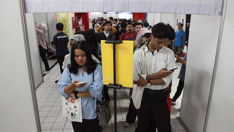 Pencari kerja mengunjungi bursa kerja di Thamrin City, Jakarta, Selasa (28/5/2024). (Bloomberg Technoz/Andrean Kristianto)