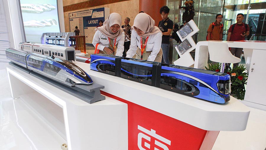 Pengunjung melihat berbagai model kereta produksi China di di Jakarta Convention Center, Selasa (28/5/2024). (Bloomberg Technoz/Andrean Kristianto)