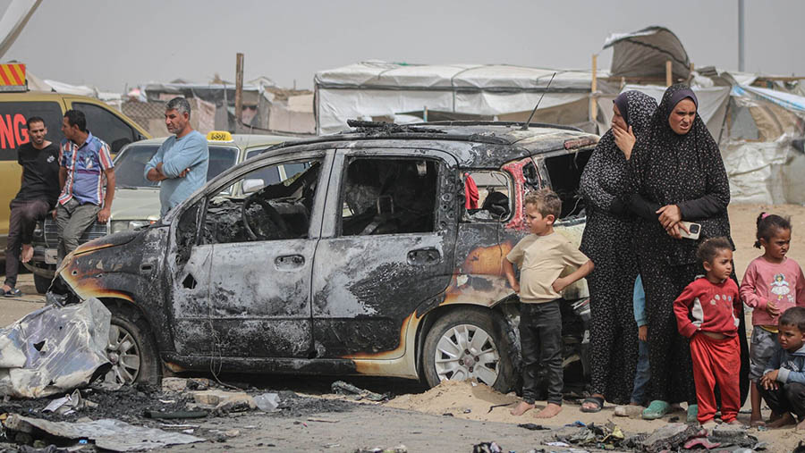 Warga Palestina di lokasi serangan Israel di kamp pengungsi Rafah, Jalur Gaza selatan, Senin, (27/5/2024). (Ahmad Salem/Bloomberg)