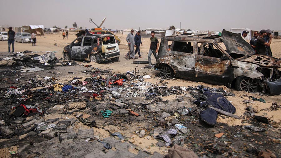 Puing-puing di lokasi serangan Israel di kamp pengungsi Rafah, Jalur Gaza selatan, Senin (27/5/2024). (Ahmad Salem/Bloomberg)