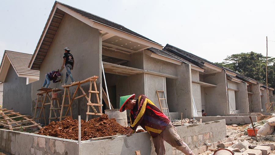 Pekerja menyelesaikan pembangunan rumah di perumahan kawasan Cileungsi, Jawa Barat, Kamis (30/5/2024). (Bloomberg Technoz/Andrean Kristianto)