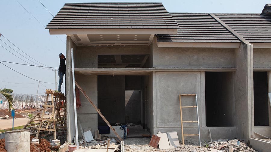 Pekerja menyelesaikan pembangunan rumah di perumahan kawasan Cileungsi, Jawa Barat, Kamis (30/5/2024). (Bloomberg Technoz/Andrean Kristianto)