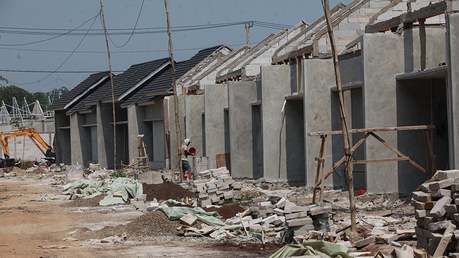 Pekerja menyelesaikan pembangunan rumah di perumahan kawasan Cileungsi, Jawa Barat, Kamis (30/5/2024). (Bloomberg Technoz/Andrean Kristianto)