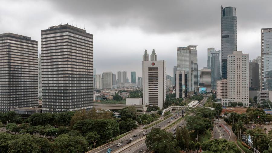 Pusat perekonomian Jalan Jenderal Sudirman, Jakarta. (Dok: Bloomberg)