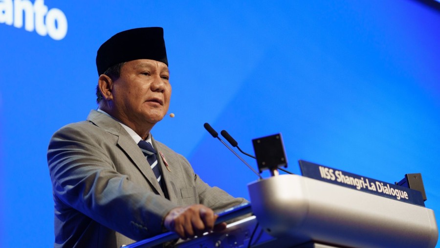 Prabowo Subianto, presiden terpilih Indonesia, berbicara pada Dialog IISS Shangri-La di Singapura, pada Sabtu (1/6/2024)./Bloomberg-Ore Huiying