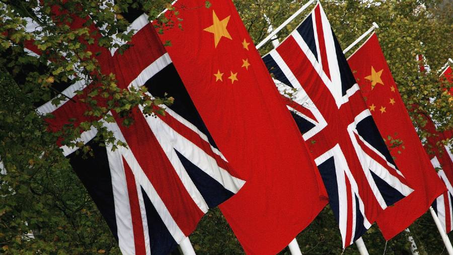Bendera Inggris dan bendera China. (Dok: Bloomberg)