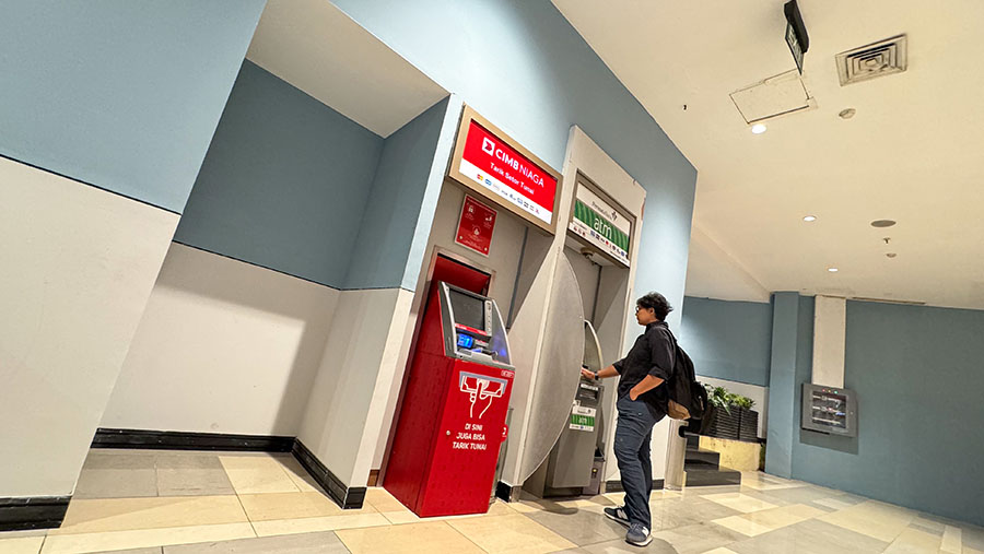 Penyusutan ATM tersebut terlihat di beberapa pusat perbelanjaan di Jakarta Selatan. (Bloomberg Technoz/Andrean Kristianto)