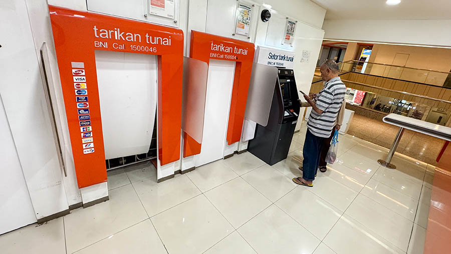 Warga transaksi di mesin ATM Bank di salah satu pusat perbelanjaan di Jakarta Selatan, Senin (3/6/2024). (Bloomberg Technoz/Andrean Kristianto)