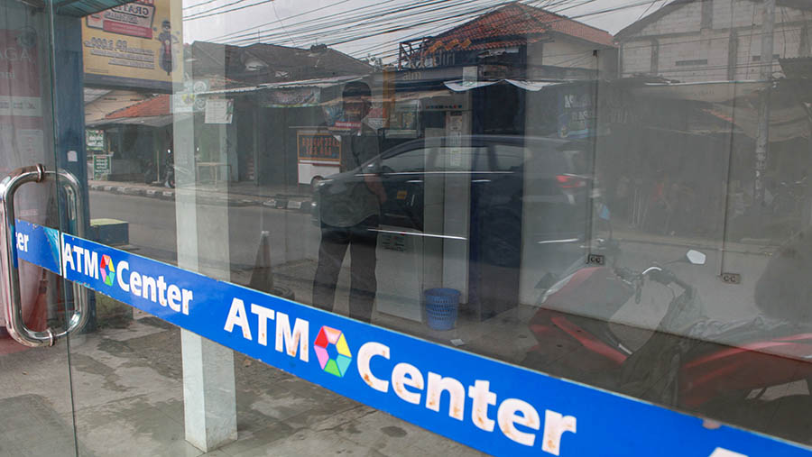 Warga transaksi di mesin ATM Bank di kawasan Ciputat, Tangerang Selatan, Senin (3/6/2024). (Bloomberg Technoz/Andrean Kristianto)