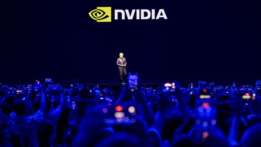 CEO Nvidia Corp, Jen-Hsun Huang atau Jensen Huang pamerkan pengembangan cip AI perusahaan. (Dok: Bloomberg)	
