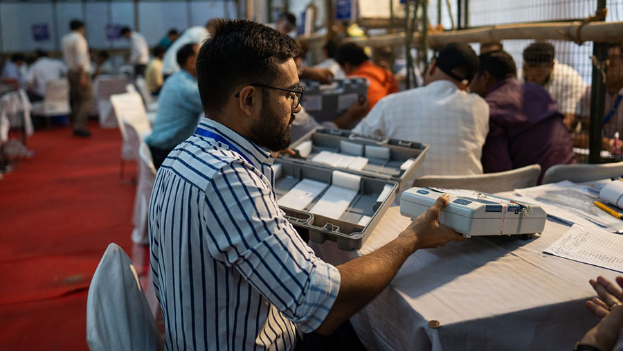 India pada hari Selasa (04/06) mulai menghitung lebih dari 640 juta suara dalam pemilihan umumnya. (Anindito Mukherjee/Bloomberg)