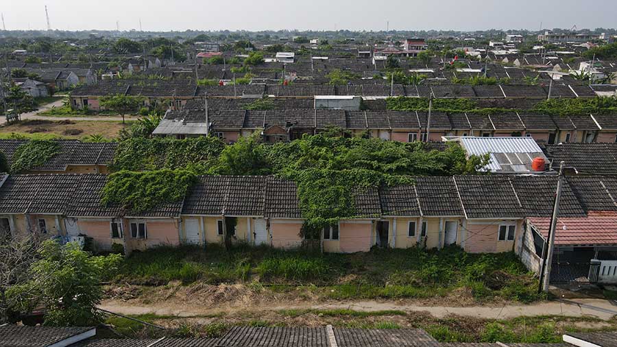 Suasana rumah yang tidak terawat di perumahan subsidi Villa Kencana Cikarang, Kab Bekasi, Rabu (5/6/2024). (Bloomberg Technoz/Andrean Kristianto)