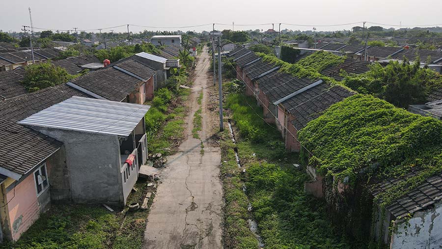 Suasana rumah yang tidak terawat di perumahan subsidi Villa Kencana Cikarang, Kab Bekasi, Rabu (5/6/2024). (Bloomberg Technoz/Andrean Kristianto)